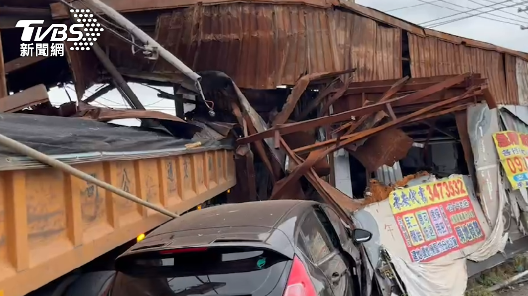 大園嚴重車禍!砂石車衝對向 撞翻2車釀2死4傷