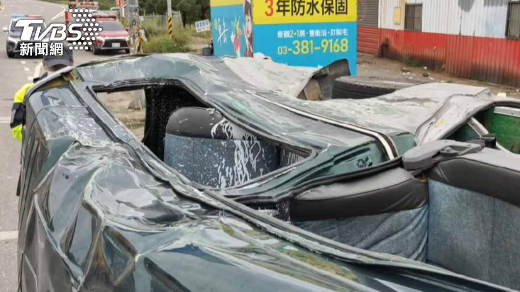 廂型車側翻於馬路上。（圖／TVBS）