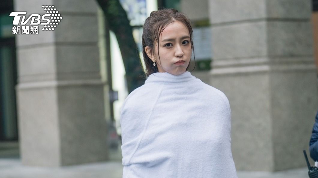 獨/周曉涵雨中奔跑遇寒流 劇組「開房照顧」直呼:小確幸