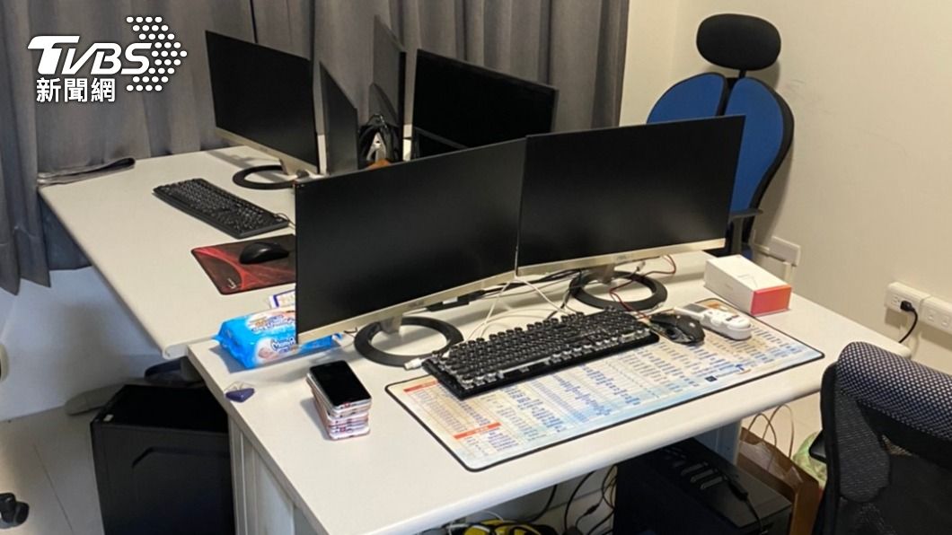 警方將現場電腦及資料全數查扣。(圖/警方提供)