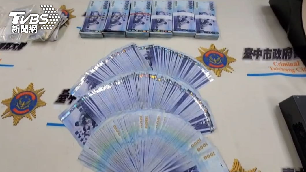 警方查獲贓款及贓證物。(圖/警方提供)