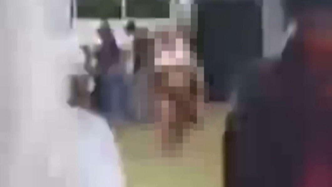 該名女子一絲不掛的在草皮上走來走去。(圖/翻攝自Atinkanews.net Instagram @atinkanews)