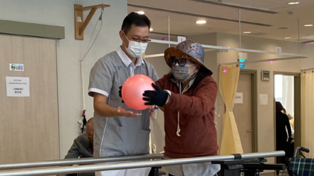 李玟母親積極接受復健。(圖/翻攝自李玟微博)