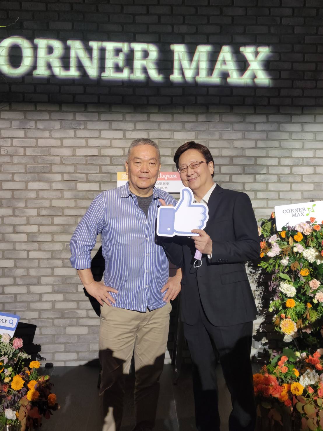 李四端(右)日前參與大學同學烏雲的CORNER MAX開幕活動。(圖/大角落提供)