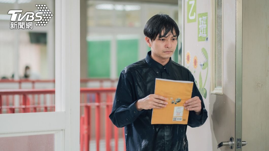楊銘威首度飾演老師就遭惡整。(圖/TVBS)