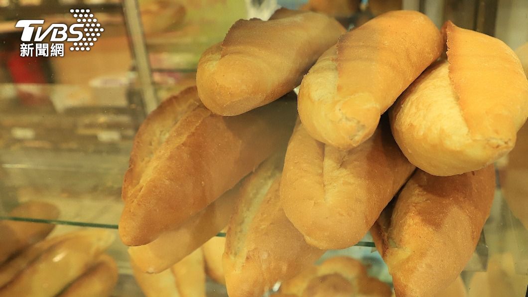 圖為店家櫥窗中的麵包。(圖/中央社)