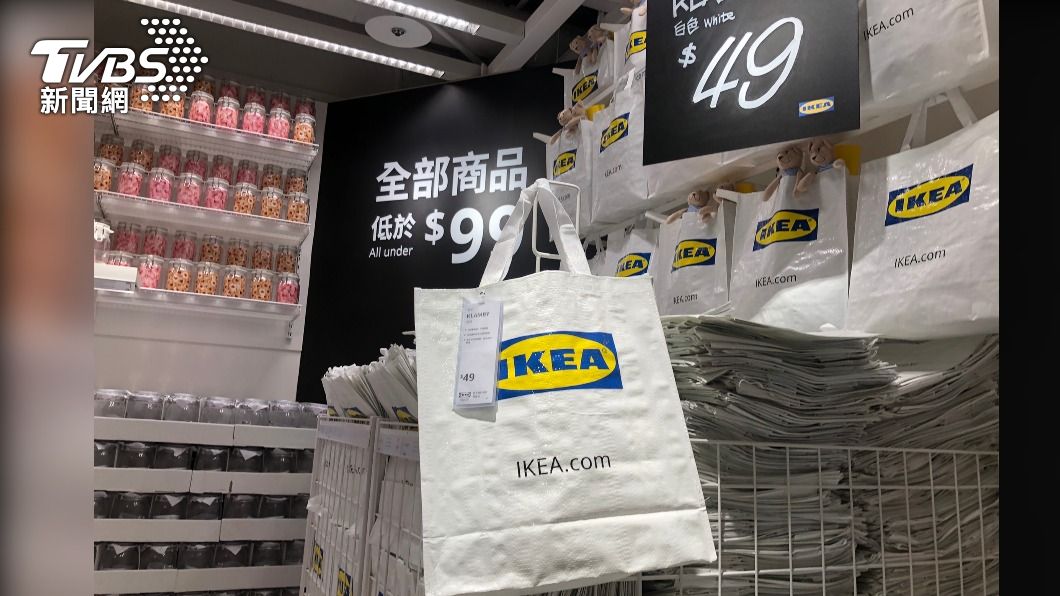 IKEA購物袋在小巨蛋店獨家販售。(圖/TVBS)