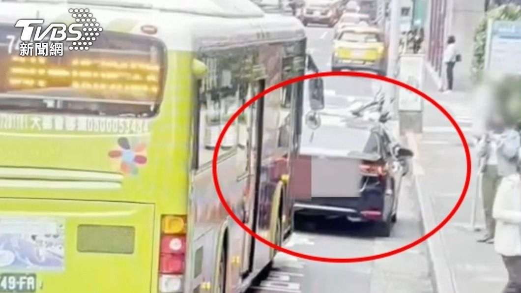 黑車還擋到公車路線。(圖/TVBS)