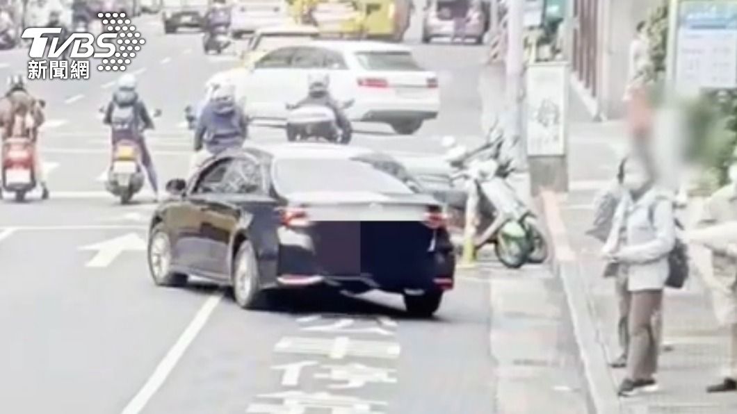 黑車開離現場。(圖/TVBS)