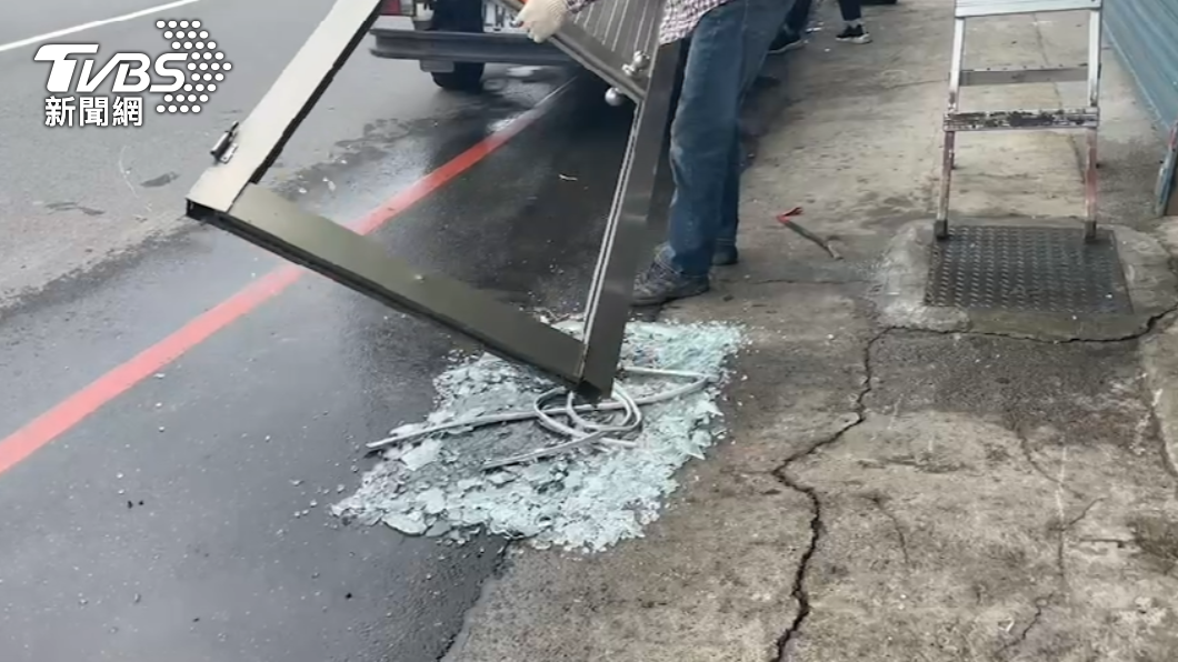 男子開車撞毀檳榔攤，店內玻璃碎一地。（圖／TVBS）