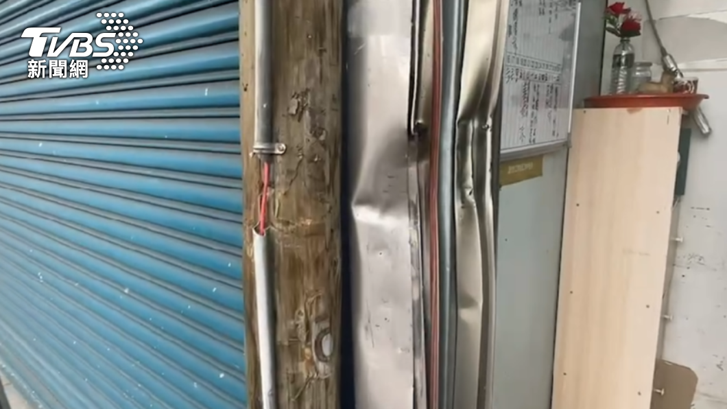 男子開車分心滑手機，撞毀檳榔攤。（圖／TVBS）