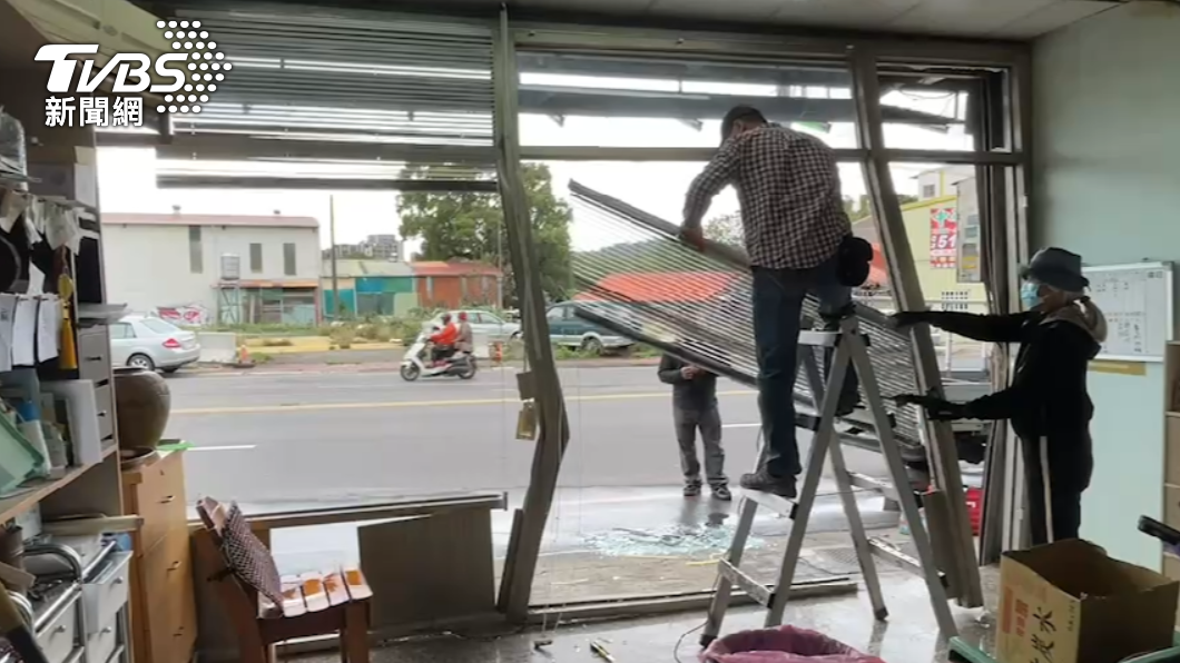 男子開車分心滑手機，撞毀檳榔攤。（圖／TVBS）