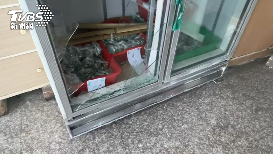 男子開車分心滑手機，撞毀檳榔攤，店家初估損失超過20萬元。（圖／TVBS）