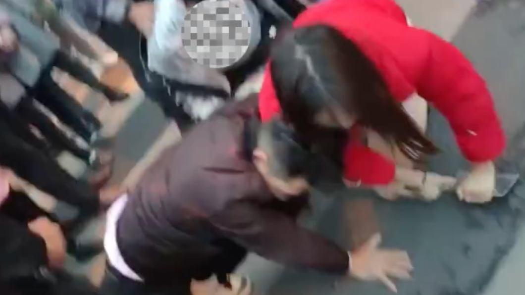 搶匪嚇歪！窄裙美腿妹竟「徒手奪刀」制伏惡徒　身份曝光