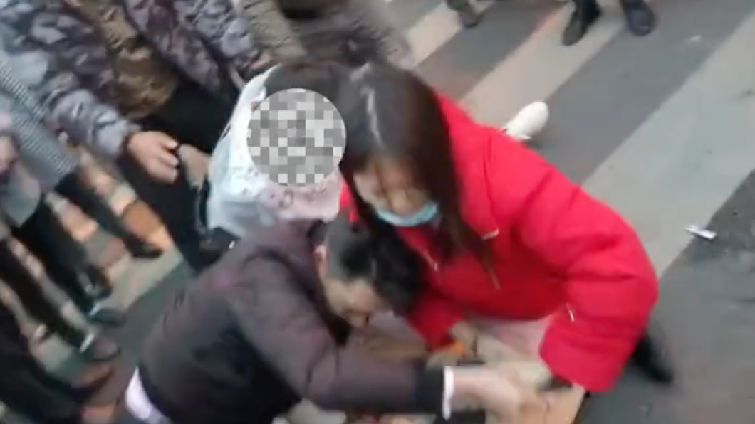 羅慧琳衝進案發現場奪刀。(圖/翻攝自微博)