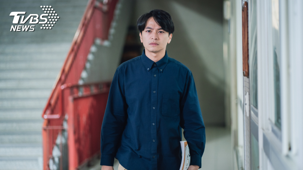 楊銘威特別演出班導師曾抱謙。圖TVBS