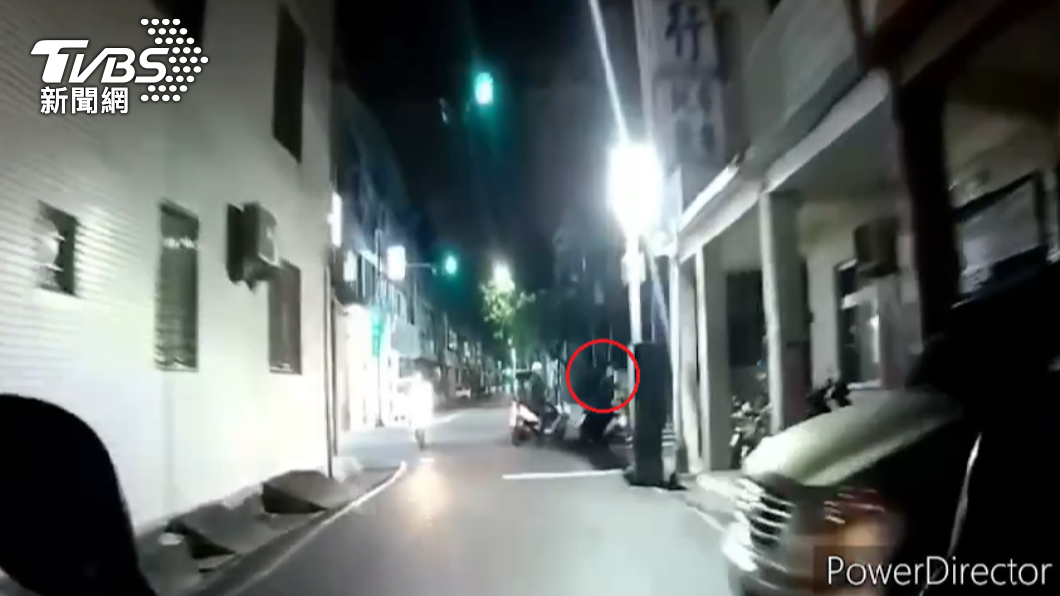 邱男騎車未戴安全帽遭警攔查。(圖/警方提供)