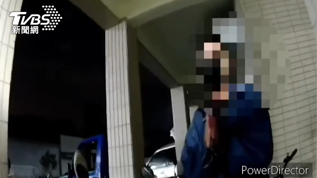 邱男酒駕,雙手合十求警方能網開一面。(圖/警方提供)