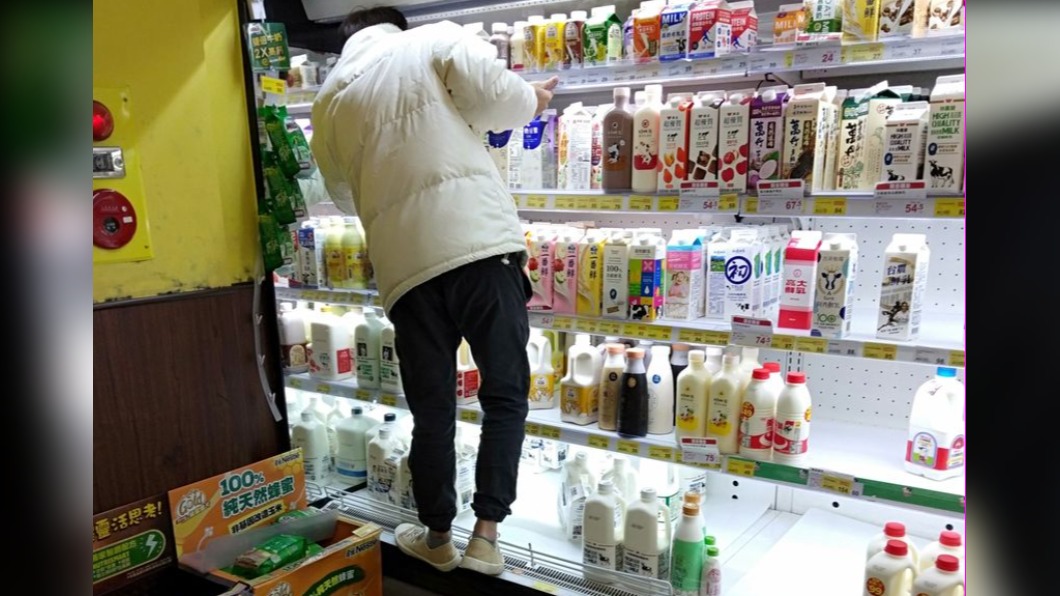 為「這事」踩冷藏櫃狂翻!她逛全聯氣炸:會不會太認真