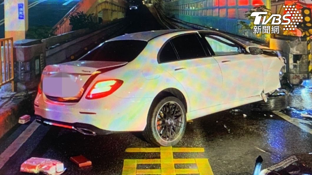 賓士街頭狂飆失速撞橋墩！LV哥爛醉下車　口袋掉出K毒