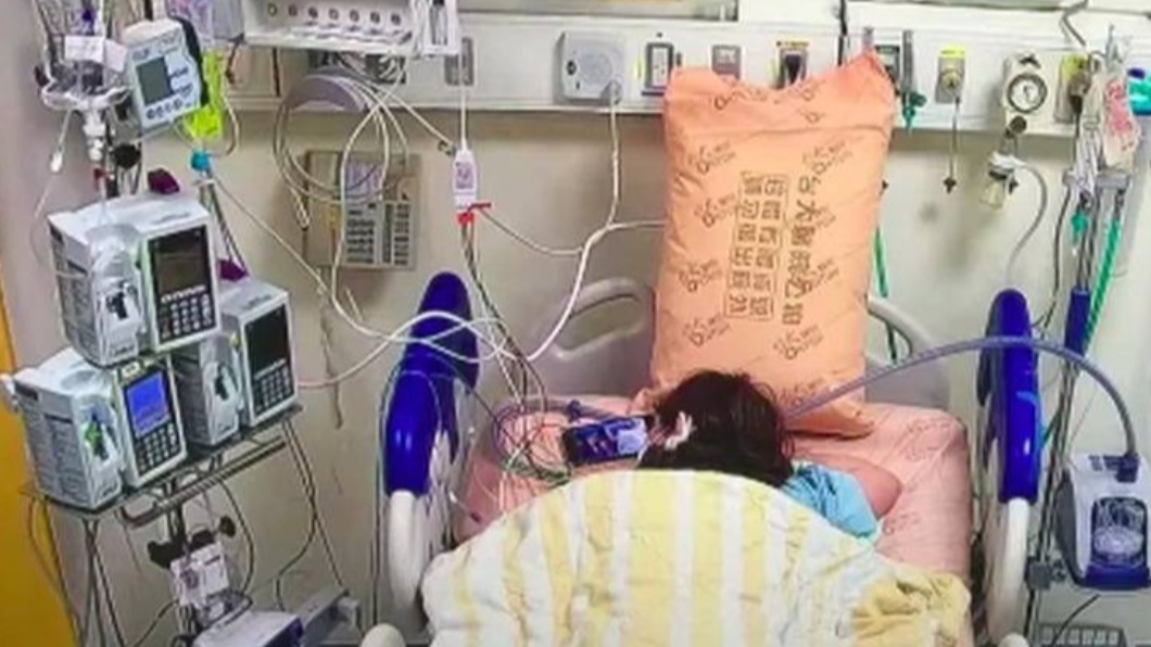 「俯臥姿勢」是對新冠確診者來說,能提高血氧濃度的好方式。(圖/翻攝疾管署YouTube)