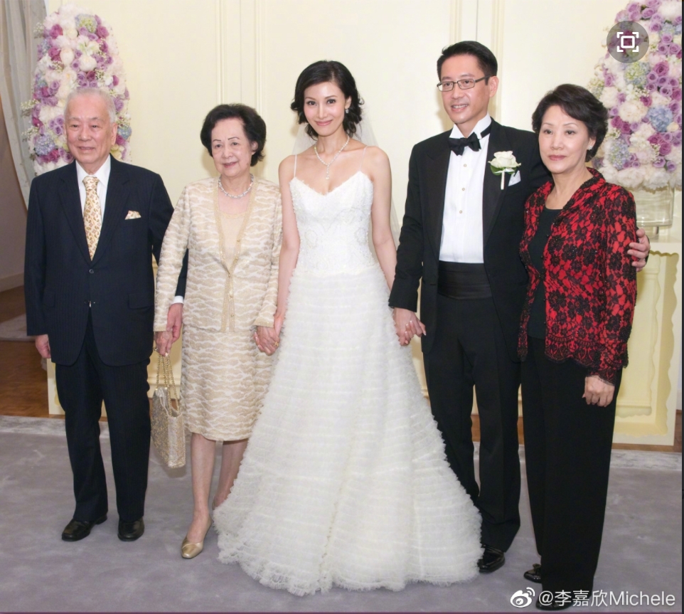 李嘉欣曬出當年結婚的舊照。(圖/翻攝自李嘉欣微博)