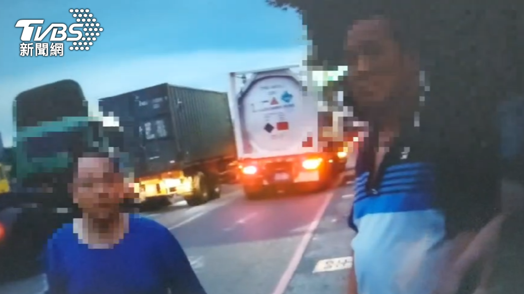 兩名大貨車司機因行車糾紛下車互毆,最後握手言和,互不追究責任。(圖/警方提供)