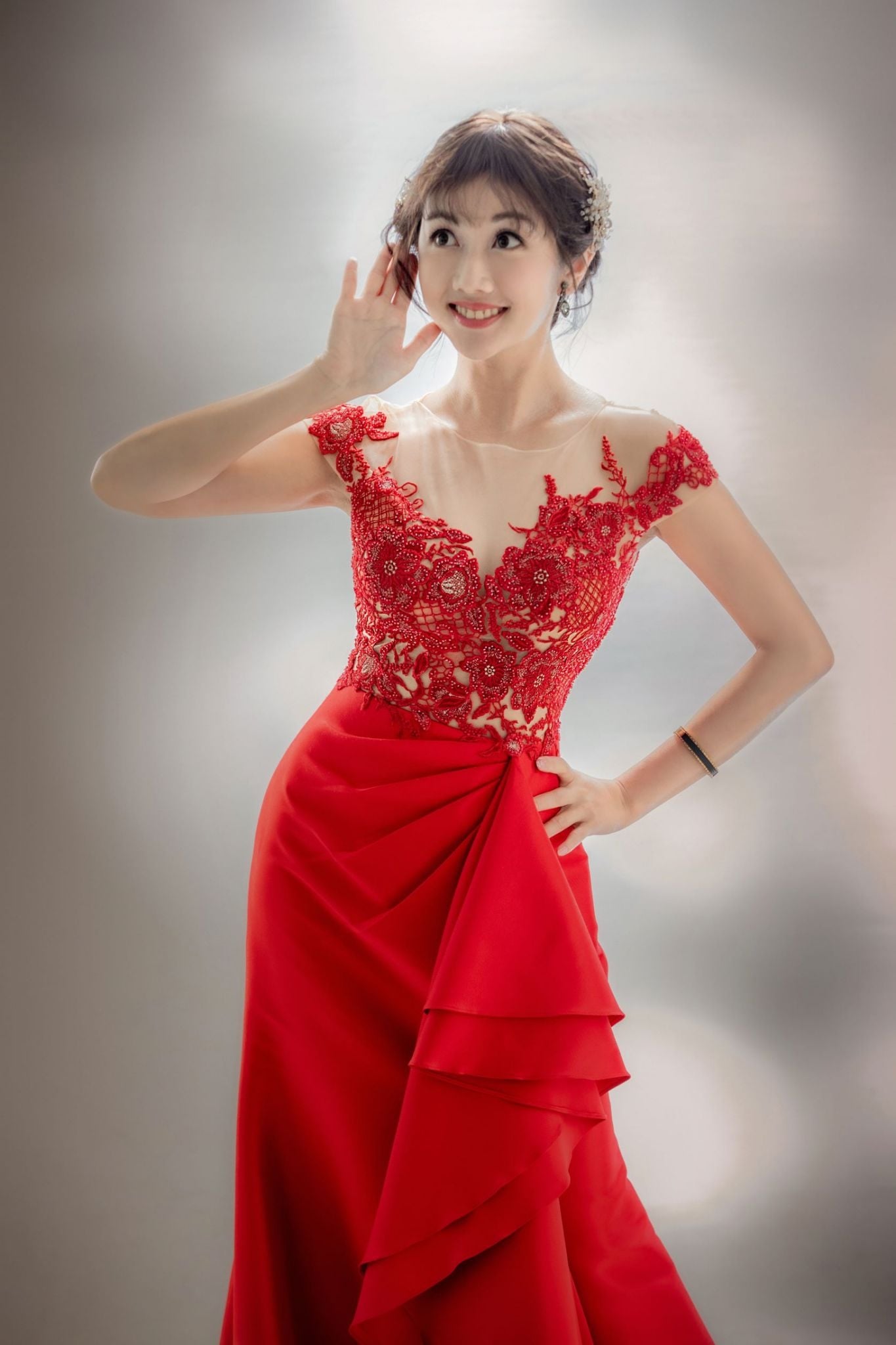紅色貼身魚尾禮服讓吳佳穎的S曲線完美展露。(圖/翻攝自吳佳穎FB)