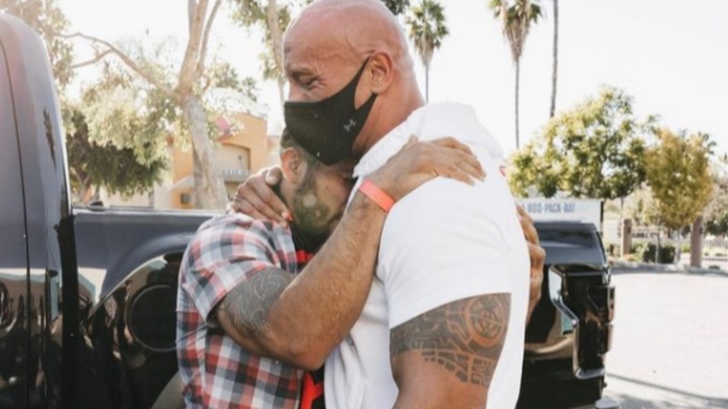 粉絲感動到趴在巨石強森肩上爆哭。（圖／翻攝自therock IG）