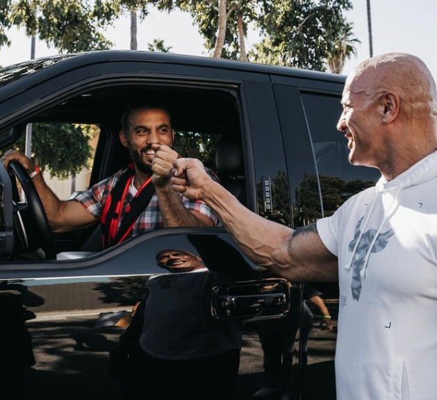 羅德里格最後開著頂級皮卡車回家。(圖/翻攝自therock IG)