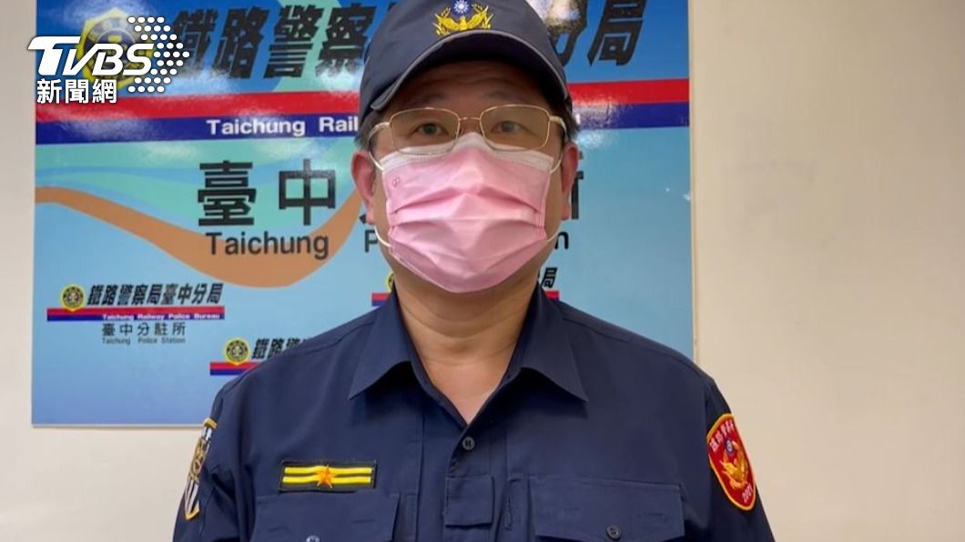 鐵路警察局台中分局台中分駐所長德林明德，表示巡查後一切正常。（圖／TVBS）