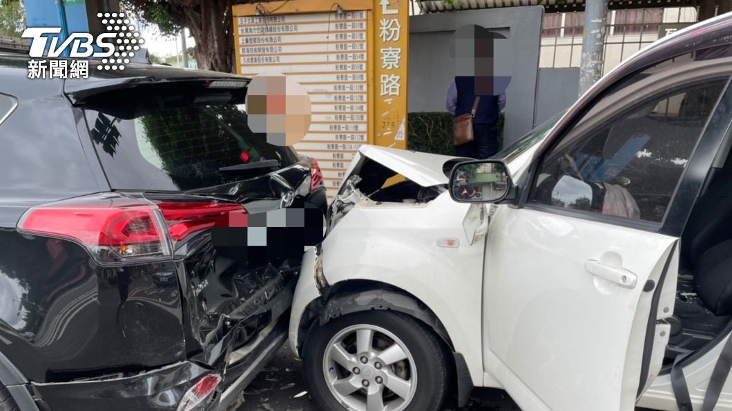 林口一部轎車突然暴衝，撞上停紅燈的4部機汽車及1部機車，共3人受傷。（圖／TVBS）
