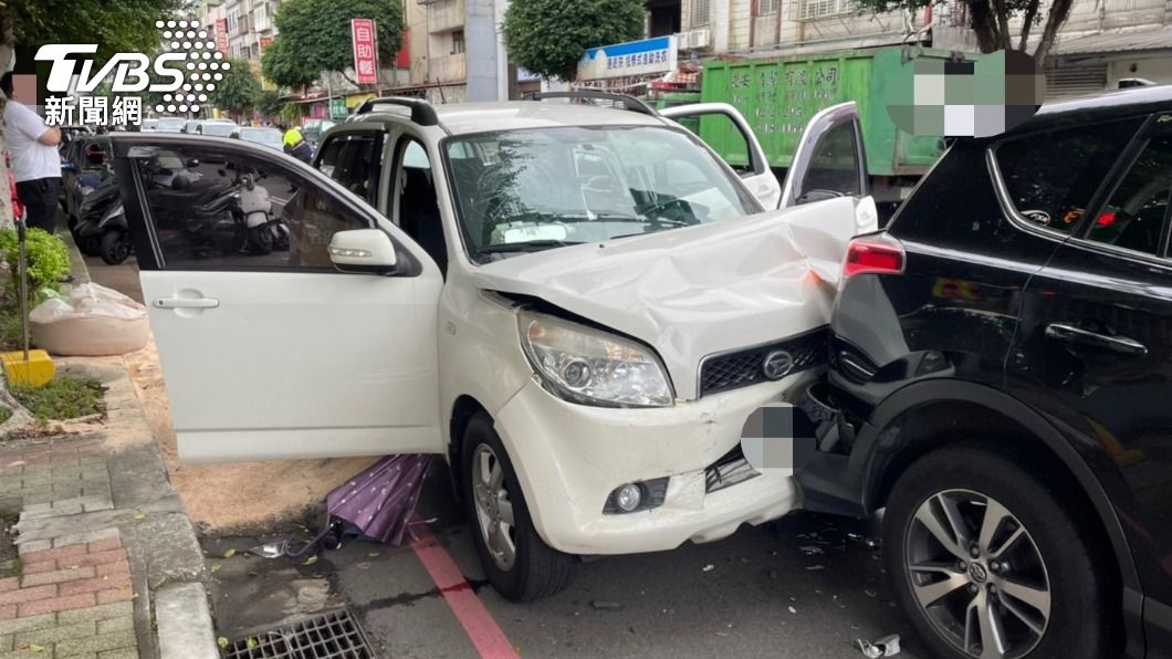 林口一部轎車突然暴衝，撞上停紅燈的4部機汽車及1部機車，共3人受傷。（圖／TVBS）