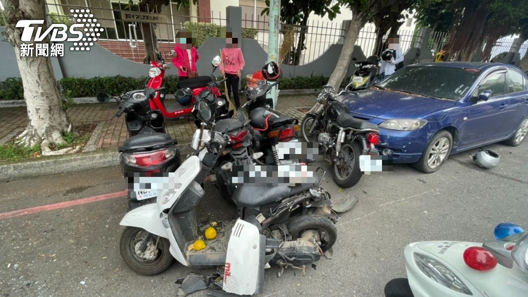 林口一部轎車突然暴衝，撞上停紅燈的4部機汽車及1部機車，共3人受傷。（圖／TVBS）