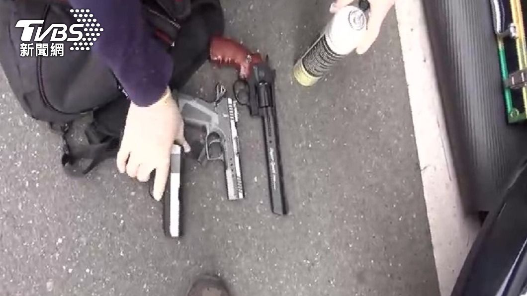 許男隨身攜帶4把空氣手槍及毒品遭警方查獲。（圖／中央社）
