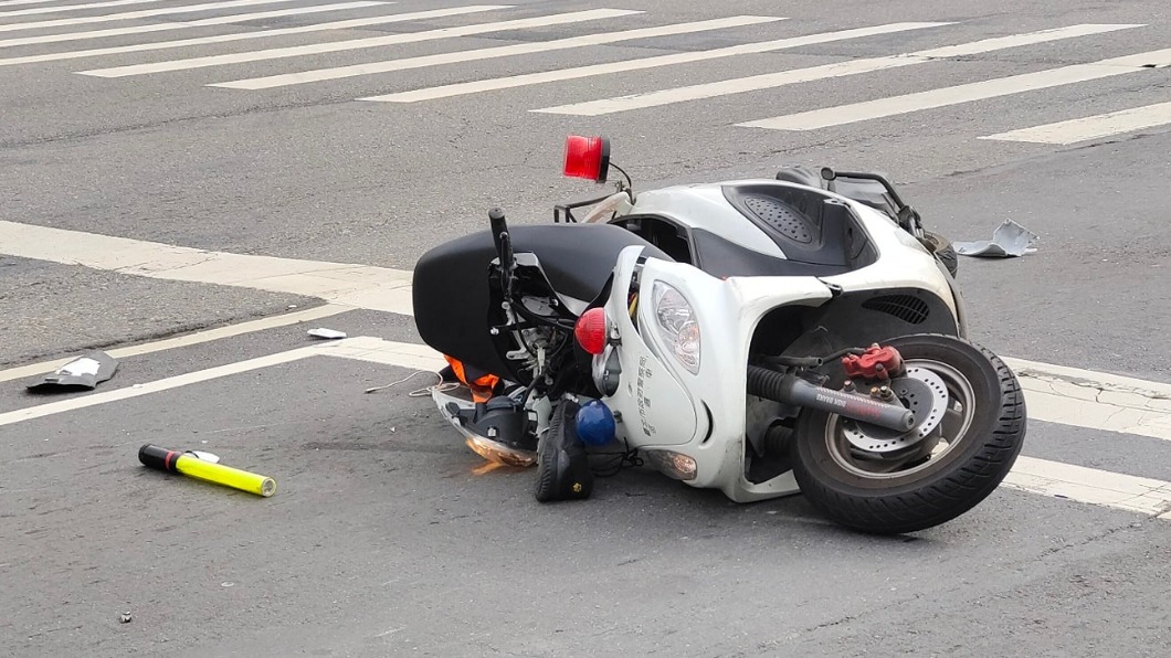 警車倒在路中央。(圖/翻攝自重機車友各區路況天氣回報中心 臉書)