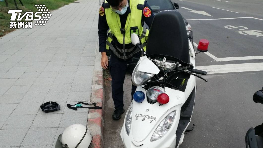士林交通分隊員警到場協助處理。(圖/TVBS)