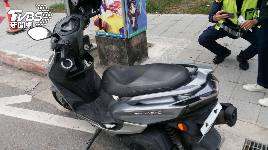 機車騎士欲待轉驟停路中,導致交通助理員煞不及追撞。(圖/TVBS)