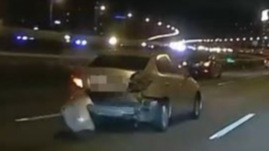 這樣太危險!車後保險桿「掉一半」 國道隨風飄恐成血滴子