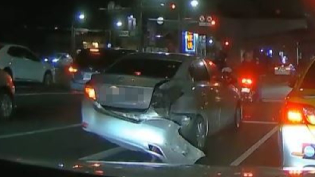 後車駕駛見狀和該車保持安全距離。（圖／翻攝自爆廢公社 臉書）