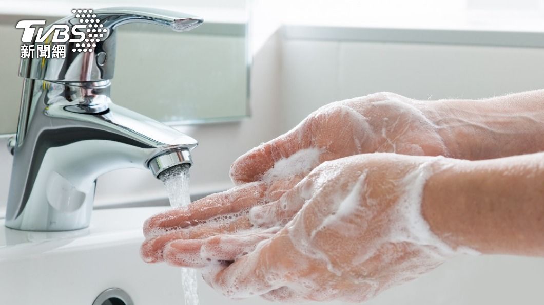 冬季癢沖熱水、肥皂恐怕越洗越糟。（示意圖／shutterstock達志影像）