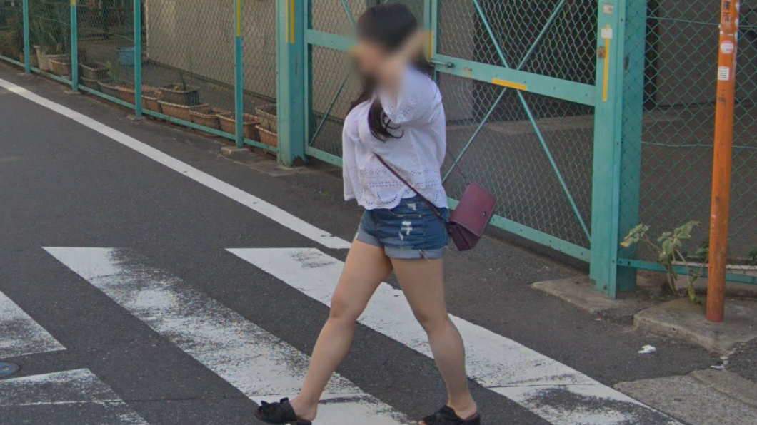 白衣妹過馬路時,胸前的躍動感驚呆網友。(圖/翻攝自Google地圖)