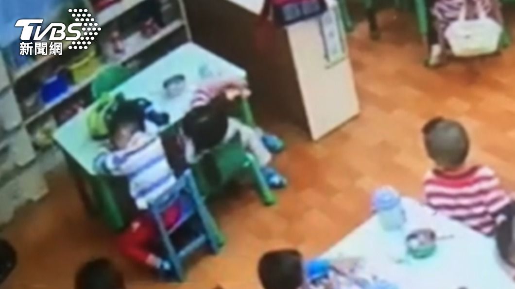 家長控訴,老師灌完藥後不聞不問。(圖/TVBS)