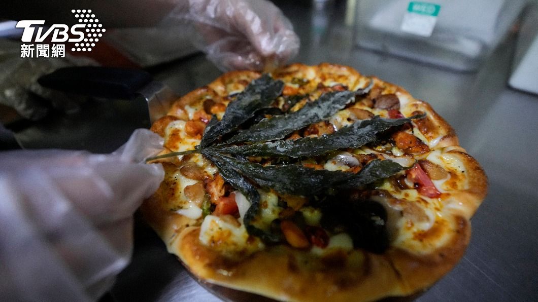 Pizza上用油炸大麻葉擺出造型。(圖/達志影像美聯社)