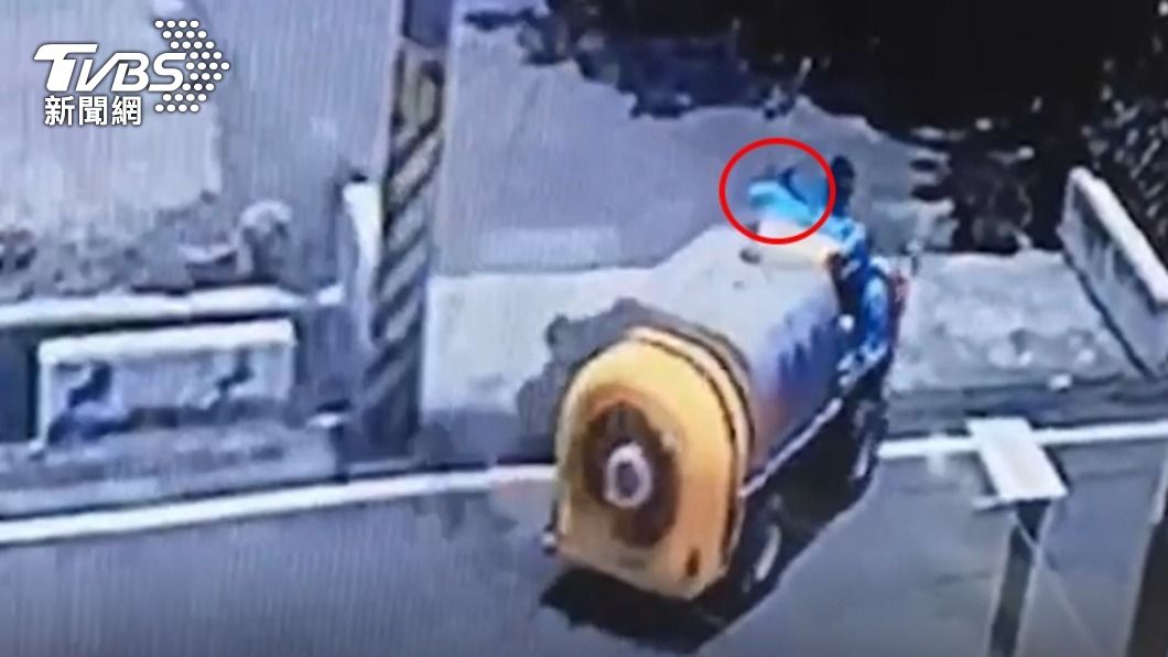 陳明灶當場重心不穩摔車。(圖/TVBS)