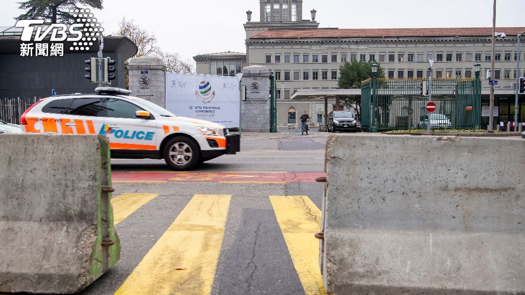 WTO會場外佈署警車巡邏。（圖／達志影像美聯社）