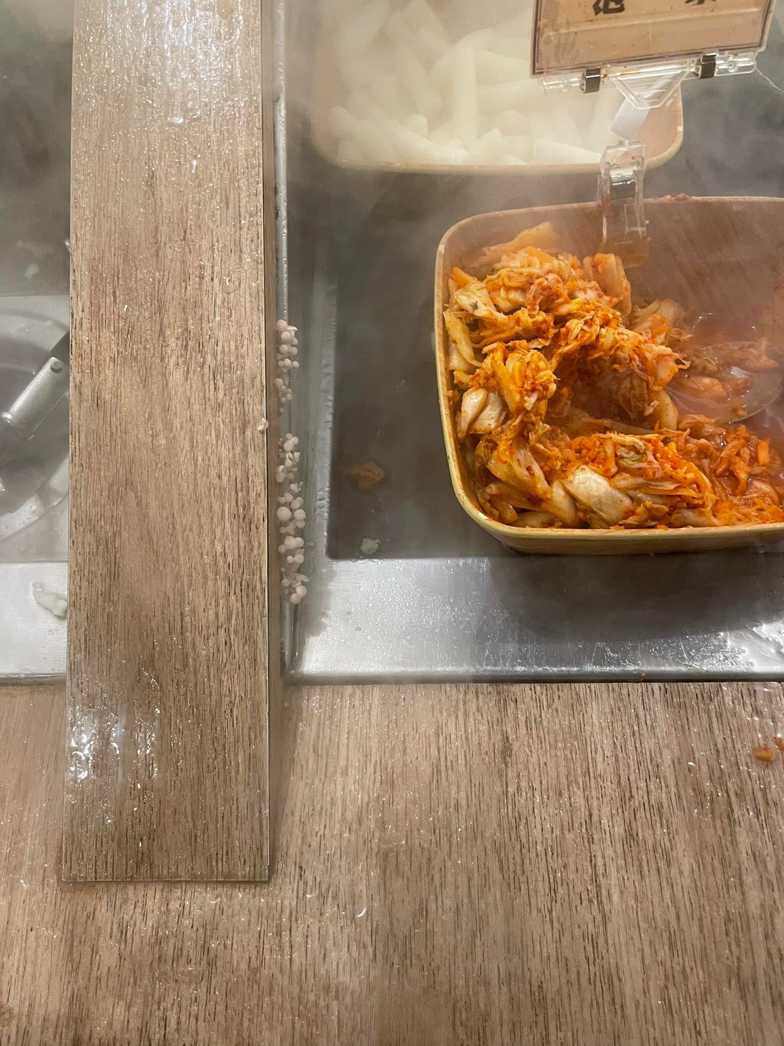 冒出菇類的縫隙就在顧客夾取蔬菜的吧台上。(圖/翻攝自爆料公社二社)