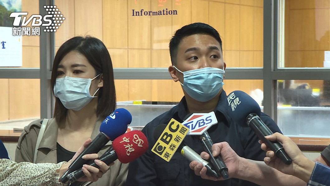 拳擊館陳姓老闆(右)當年出庭受訪畫面。(圖/TVBS資料畫面)