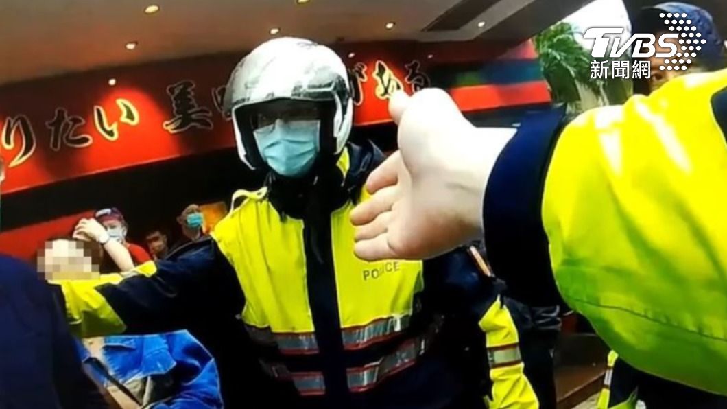 快打警力趕抵一蘭拉麵店外。