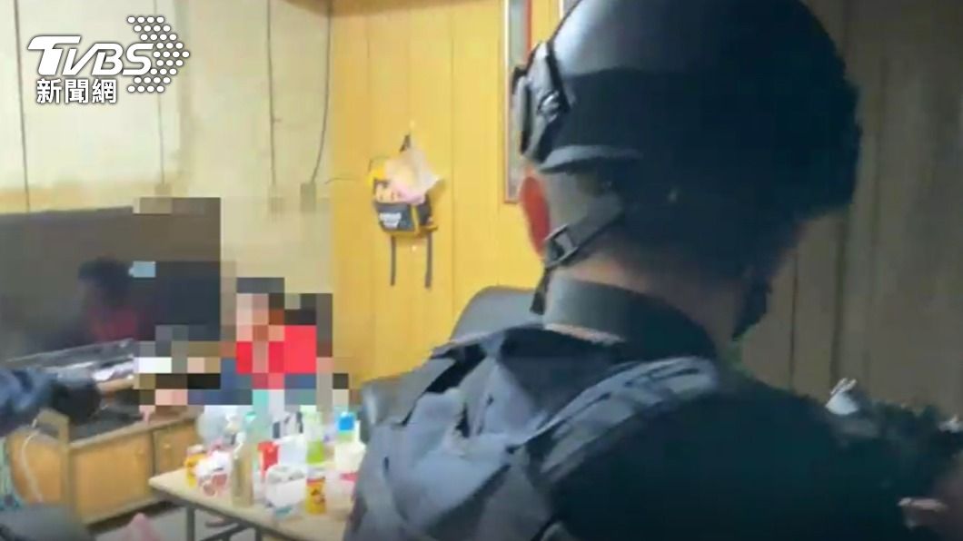 攻堅畫面。(圖/TVBS)